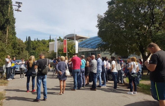 Mirno okupljanje prosvjetara: Loš materijalni položaj i brojni problemi