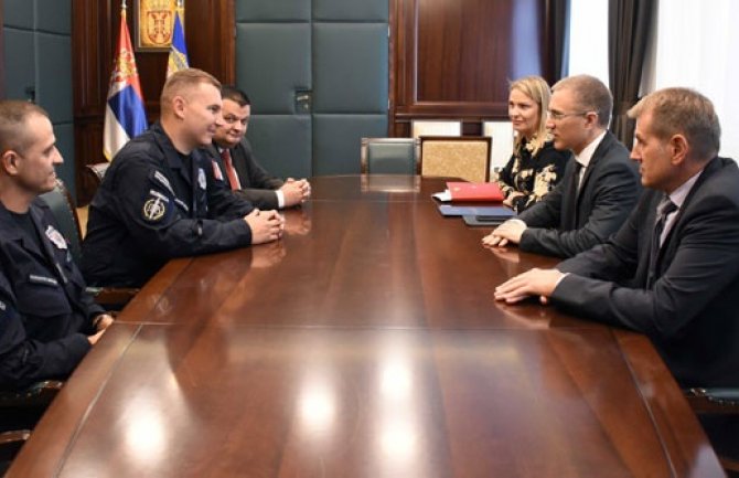 Nagrađen policajac koji je goloruk savladao razbojnika u Mladenovcu