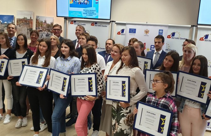 Đaci da uče strane jezike i informišu se o mogućnostima koje EU pruža