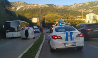 Udes u Bečićima, na bulevaru se prevrnuo automobil