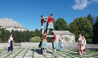 Crnogorsko oro na gumnu ispred Crkve Sv. Preobraženja na Ivanovim koritima