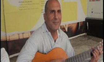 Inženjer informacionih tehnologija svira na trgu u PG: Iz Irana pobjegao jer je zbog ljubavi osuđen