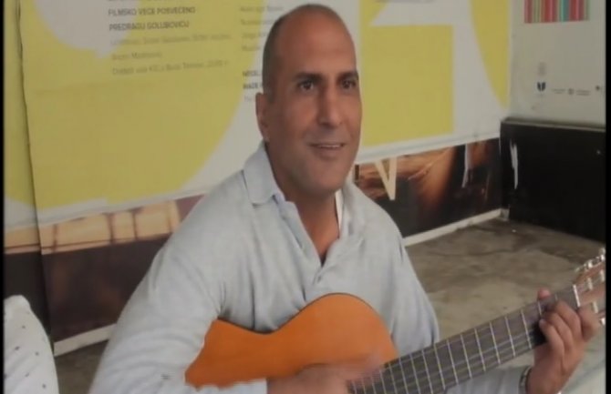 Inženjer informacionih tehnologija svira na trgu u PG: Iz Irana pobjegao jer je zbog ljubavi osuđen