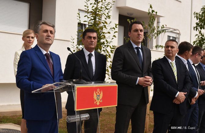 300 pripadnika službi bezbjednosti riješilo stambeno pitanje; Nuhodžić:  Ispunjavamo data obećanja