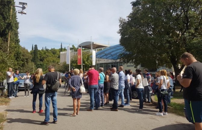 Lekcija br. 2 5. oktobra ispred zgrade Ministarstva prosvjete