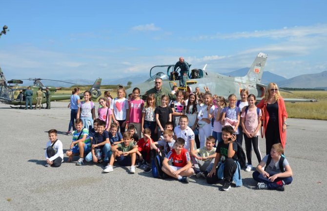 Djeca uživala u druženju sa Vojskom Crne Gore na vojnom aerodromu