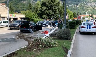 Udes na bulevaru u Budvi: Oštetio bilbord i dio ograde