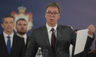 Pogledajte kako Vučić prevodi albanski dokument na srpski (VIDEO)