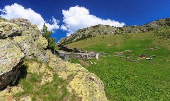 Rano jutros uz jake snage policije porušene nelegalne vikendice državljana Kosova na Hajli