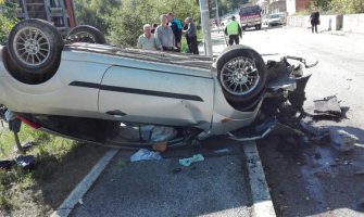 Udes u Pljevljima: Vozilo završilo na krovu, jedna osoba povrijeđena(FOTO)