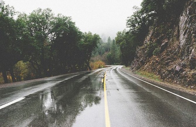 Oblačno, ponegdje kiša