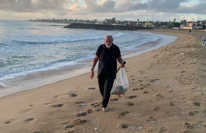 Premijer Indije skupljao smeće po plaži(VIDEO)