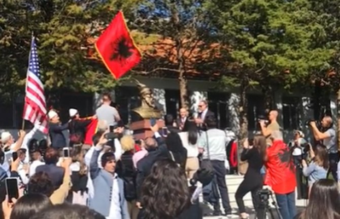 Otkriven spomenik Skenderbegu u Tuzima (VIDEO)