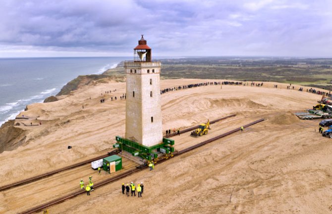 Svetionik postavili na točkove i odvezli ga sa litice na bezbjedniju lokaciju (VIDEO)