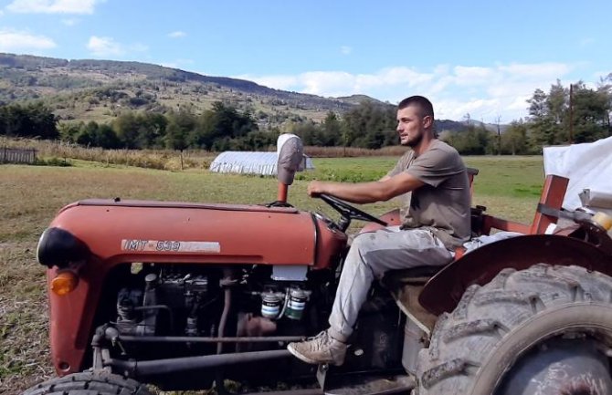 Obrad Femić, inženjer svoj na svome u voćnjaku i na njivi:  Od sela može da se živi pristojno, ali mora da se radi (VIDEO)