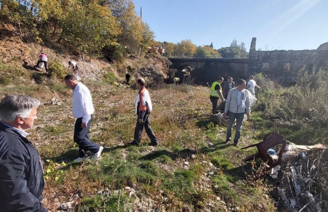 Očistili vodotok: U Nikšiću uklonjen otpad iz rijeke Bistrice(FOTO)