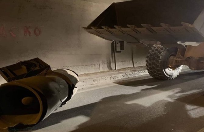 Ventilator u tunelu Vrmac oborio kamion koji je prevozio bager