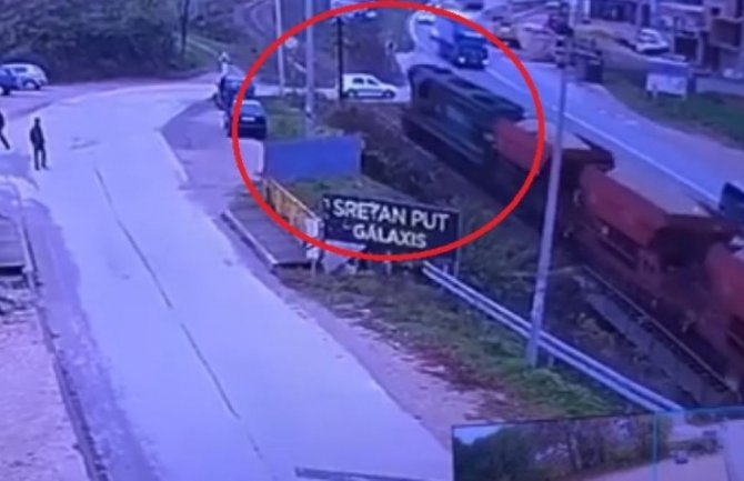 Voz se zakucao u automobil na pruzi, jedna osoba povrijeđena (VIDEO)