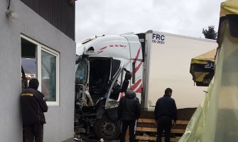 Bijelo Polje: Šleper udario u kafić, povrijeđen vozač