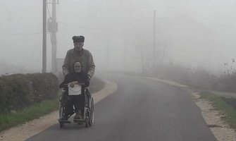 Ništa mu za nju nije teško: Stevan (77) svoju suprugu svakog da 2,5 kilometra vozi u invalidskim kolicima 