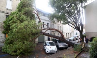 Nevrijeme u Francuskoj: Oborena stabla, blokirani putevi, domaćinstva ostala bez struje