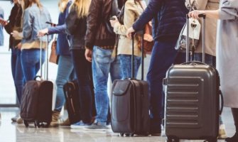 Miloš iz HN ima dvije diplome, a ide da radi kao pomoćni konobar na kruzeru, za Branku iz Bara nema stalnog zaposlenja 