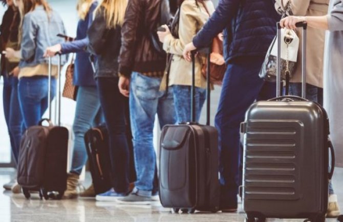 Miloš iz HN ima dvije diplome, a ide da radi kao pomoćni konobar na kruzeru, za Branku iz Bara nema stalnog zaposlenja 