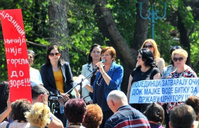 Novi protest majki u utorak isped Skupštine 