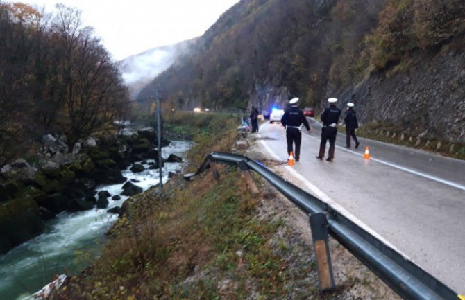 Kamion sa radnicima sletio u rijeku kod Banjaluke: Dvoje poginulo, ima povrijeđenih (VIDEO)