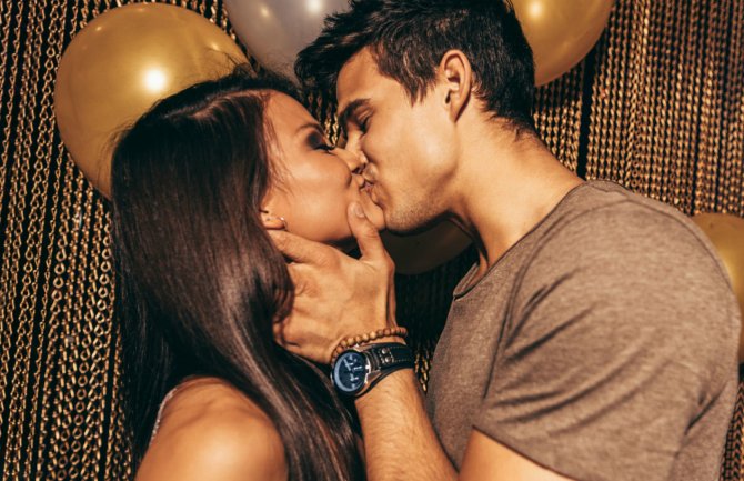 Psiholozi objasnili: Evo zašto se ljubimo zatvorenih očiju