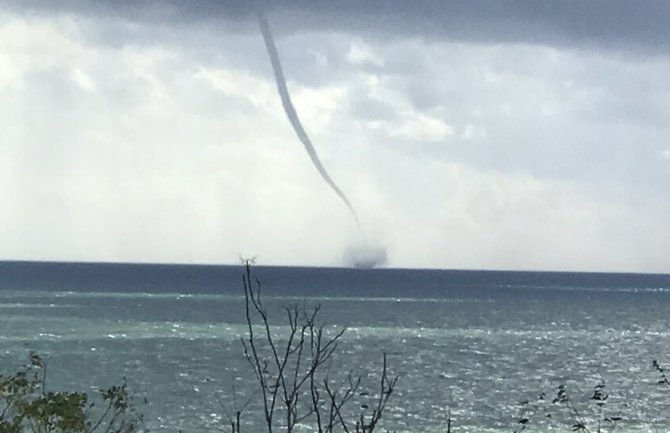 Pijavica na moru kod Ulcinja