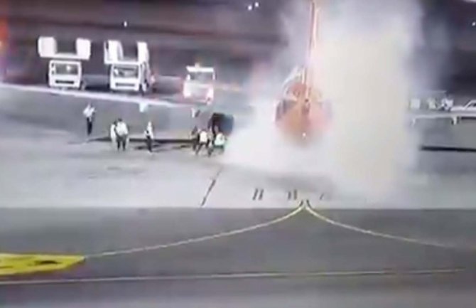 Drama na aerodromskoj pisti: Punom „boingu“ se zapalili točkovi odmah posle slijetanja (VIDEO)