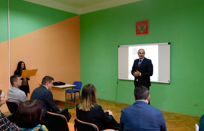 Donirali opremu za multimedijalnu učionicu u cetinjskoj Gimnaziji