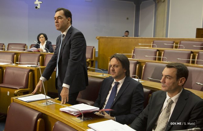  Sud da periodično preispituje odluke o oduzimanju poslovne sposobnosti