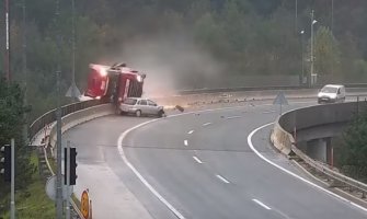 Stravičan udes u Sloveniji: Nakon sudara kamion sletio s nadvožnjaka, vozač stradao (VIDEO)