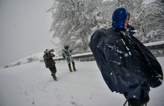 Obilne sniježne padavine u Frnacuskoj, bez struje 145.000 ljudi(VIDEO)