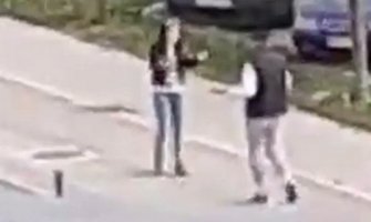 Snimljeno nasilje nasred ulice: Žena jedva ostala na nogama nakon šamara (VIDEO)