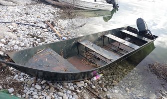 Bježeći od patrole krivolovci izbacivali iz svog plovila u jezero akumulator, sondu, ribe