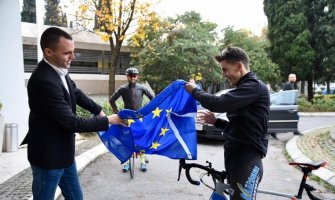 Stigao biciklom iz Brisela i predao zastavu mladima DPS-a: Ako vjerujete u svoj cilj i vrijedno radite na tome uspjeh će sigurno doći