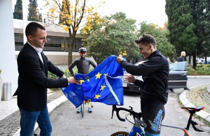 Stigao biciklom iz Brisela i predao zastavu mladima DPS-a: Ako vjerujete u svoj cilj i vrijedno radite na tome uspjeh će sigurno doći