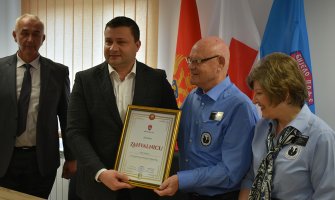 BP: Amerikanci donirali Crvenom krstu terensko vozilo, školama računarsku opremu