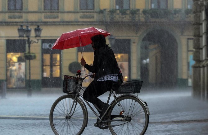 Oblačno, povremeno kiša, mjestimično pljuskovi i grmljavina