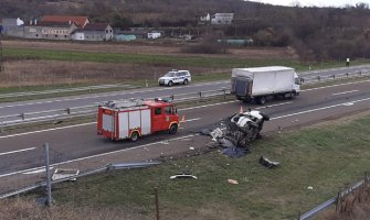 Stravičan udes kod Niša: Kamion udario u kombi, troje mrtvih, osmoro povrijeđenih