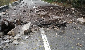 Uspostavljen saobraćaj na magistralnom putu Podgorica - Kolašin, za teretna vozila i dalje u prekidu