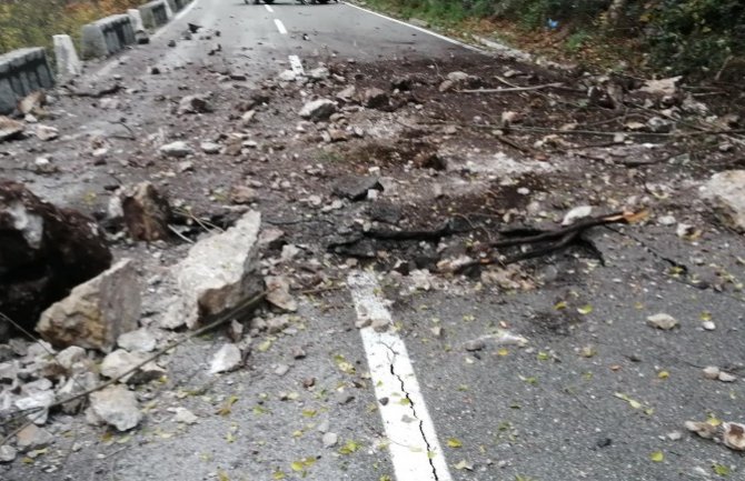 Uspostavljen saobraćaj na magistralnom putu Podgorica - Kolašin, za teretna vozila i dalje u prekidu