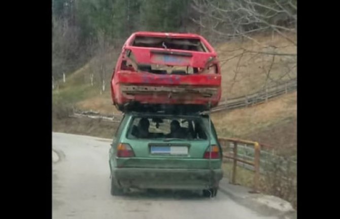 Fotografija postala hit na društvenim mrežama: Golf dvojka ide bez ikakvih problema i kad je natovarena drugim golfom 