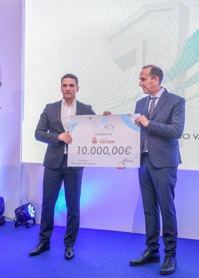 PredsjednikSavjetaACVVojinVlahoviuruujedonacijuGoranuJovanoviu