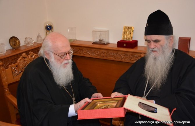 Amfilohije u Tirani uručio pomoć za pogođene u zemljotresu