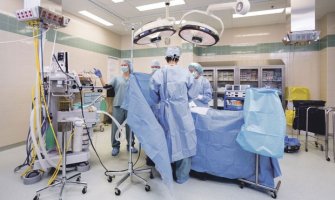 Prvi put u KCCG urađene operacije deformiteta kičmenog stuba