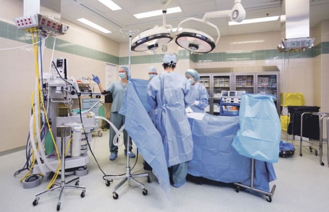 Prvi put u KCCG urađene operacije deformiteta kičmenog stuba